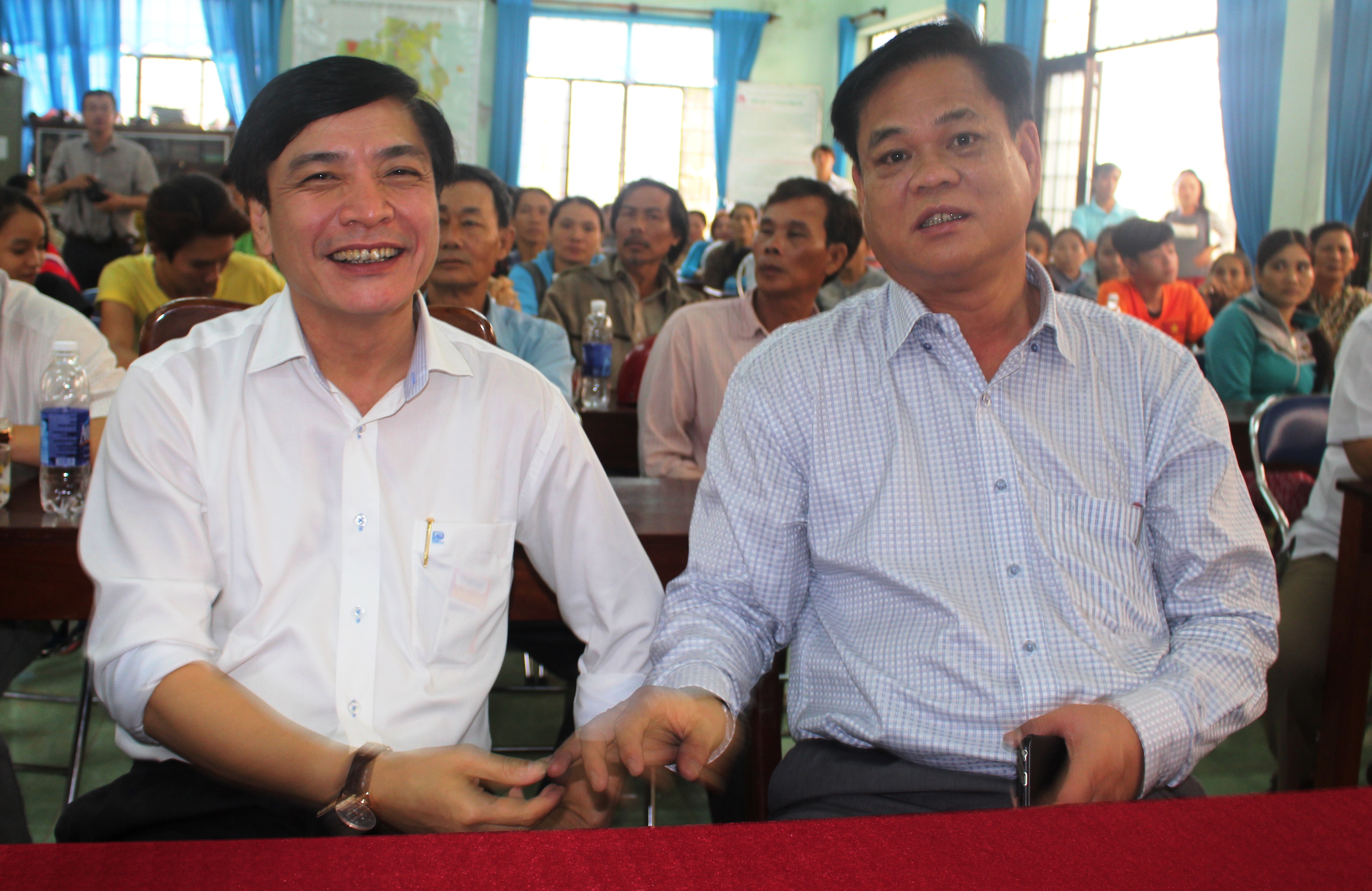 Bí thư Tỉnh ủy Phú Yên Huỳnh Tấn Việt (phải) cảm ơn sự quan tâm kịp thời của Tổng LĐLĐ Việt Nam với người dân vùng lũ Phú Yên