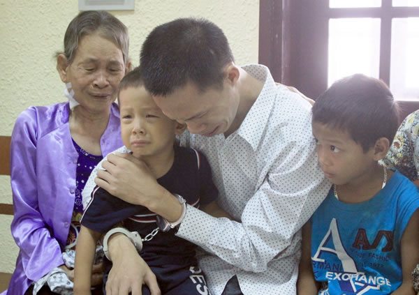 Nước mắt người cha mang án tử bên 2 con thơ dại
