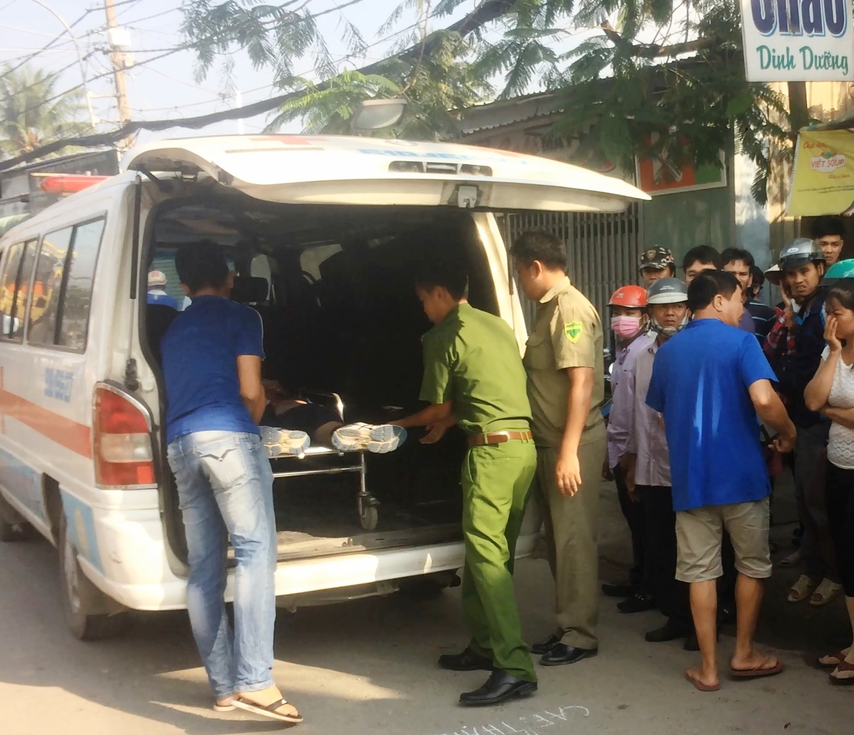 Thi thể nạn nhân được đưa khỏi hiện trường