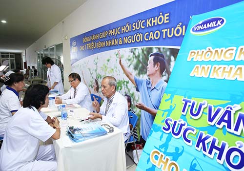 C&aacute;c b&aacute;c sĩ Ph&ograve;ng kh&aacute;m An Khang tư vấn sức khỏe v&agrave; dinh dưỡng cho người cao tuổi