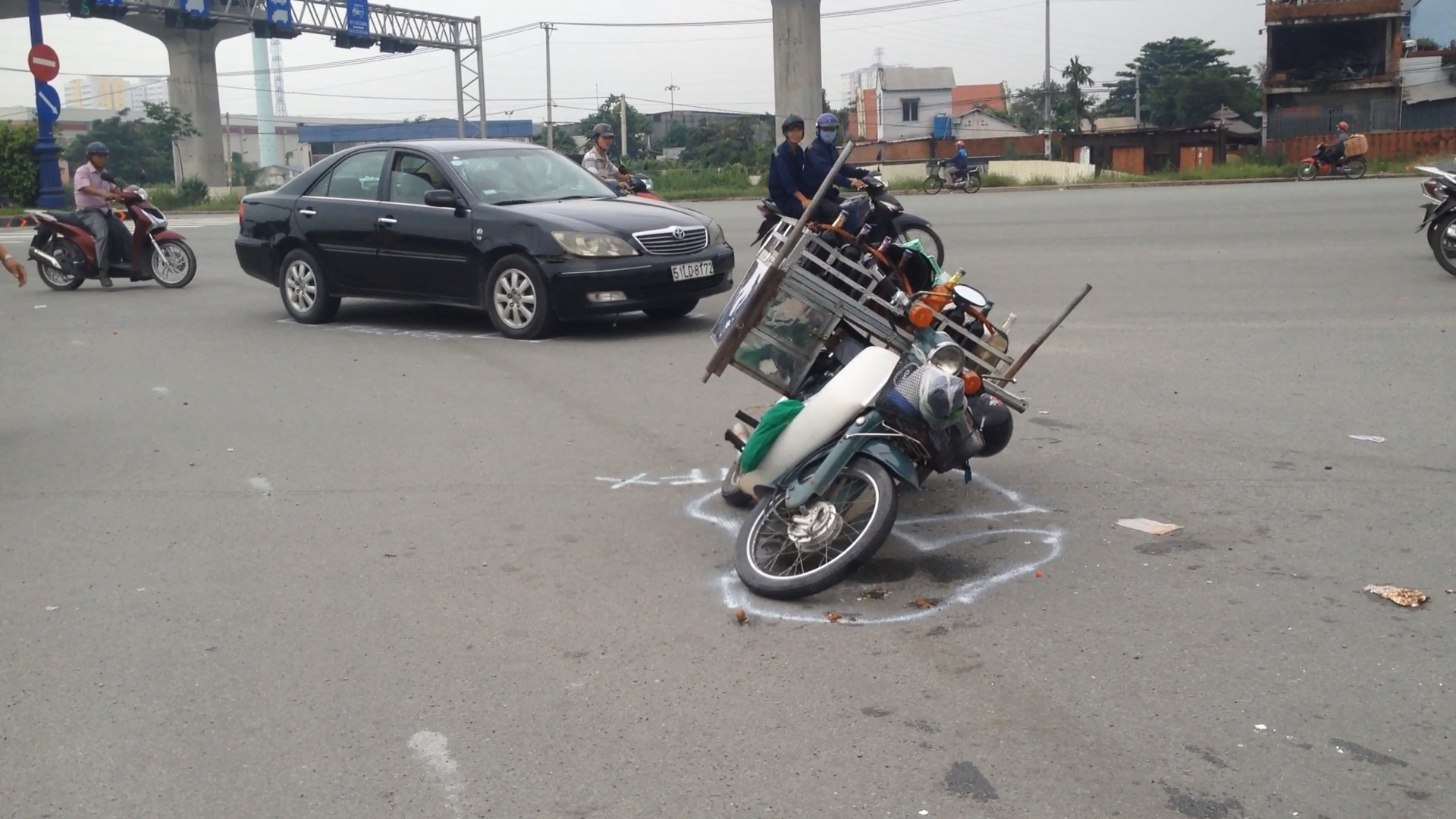 Đi bán hàng rong bị tai nạn, cụ ông vào cấp cứu