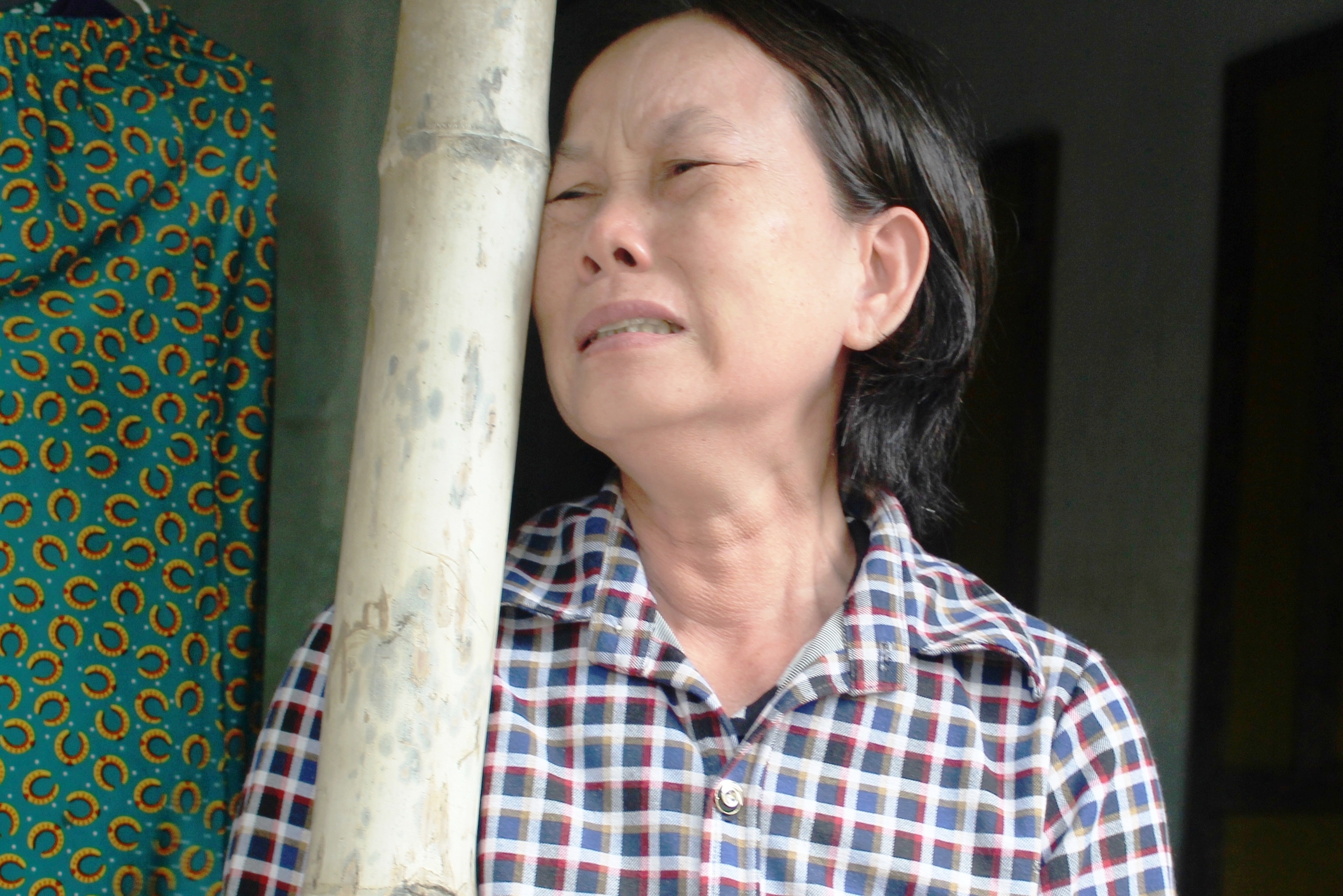 Bà Huỳnh Thị Bạch Tuyết (thôn Mỹ Phú 2, xã An Hiệp khóc nức nở vì trận lũ đã cướp sạch tài sản dành dụm bấy lâu của gia đình