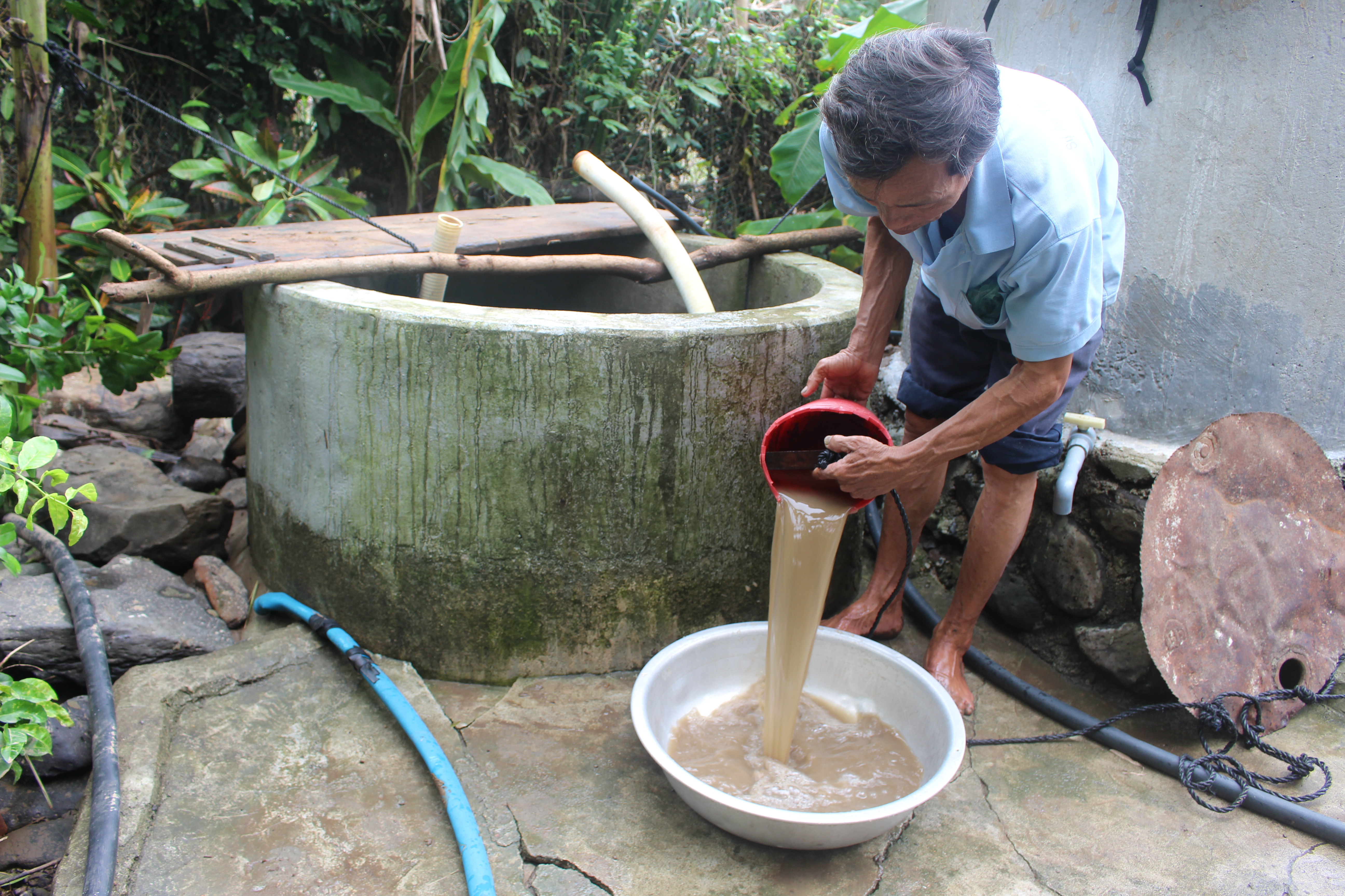 Sau lũ, người dân thôn Mỹ Phú 2, xã An Hiệp đối mặt với dịch bệnh vì nguồn nước bị ô nhiễm nặng