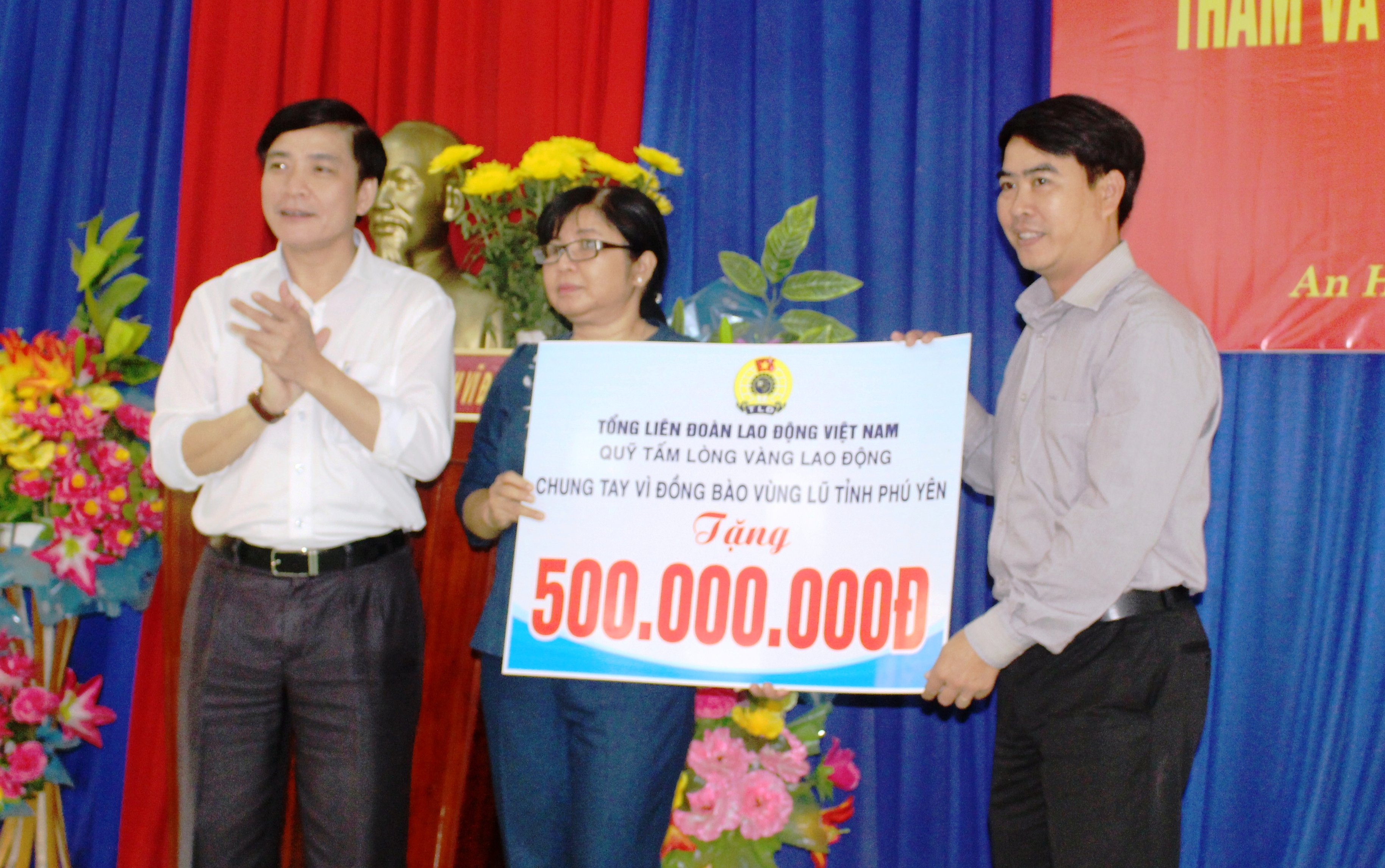 Ông Cường (trái) trao 500 triệu đồng để Phú Yên khắc phục hậu quả lũ lụt