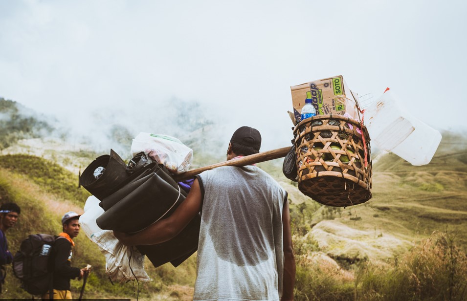 Những người dân địa phương khuân vác đồ cho du khách