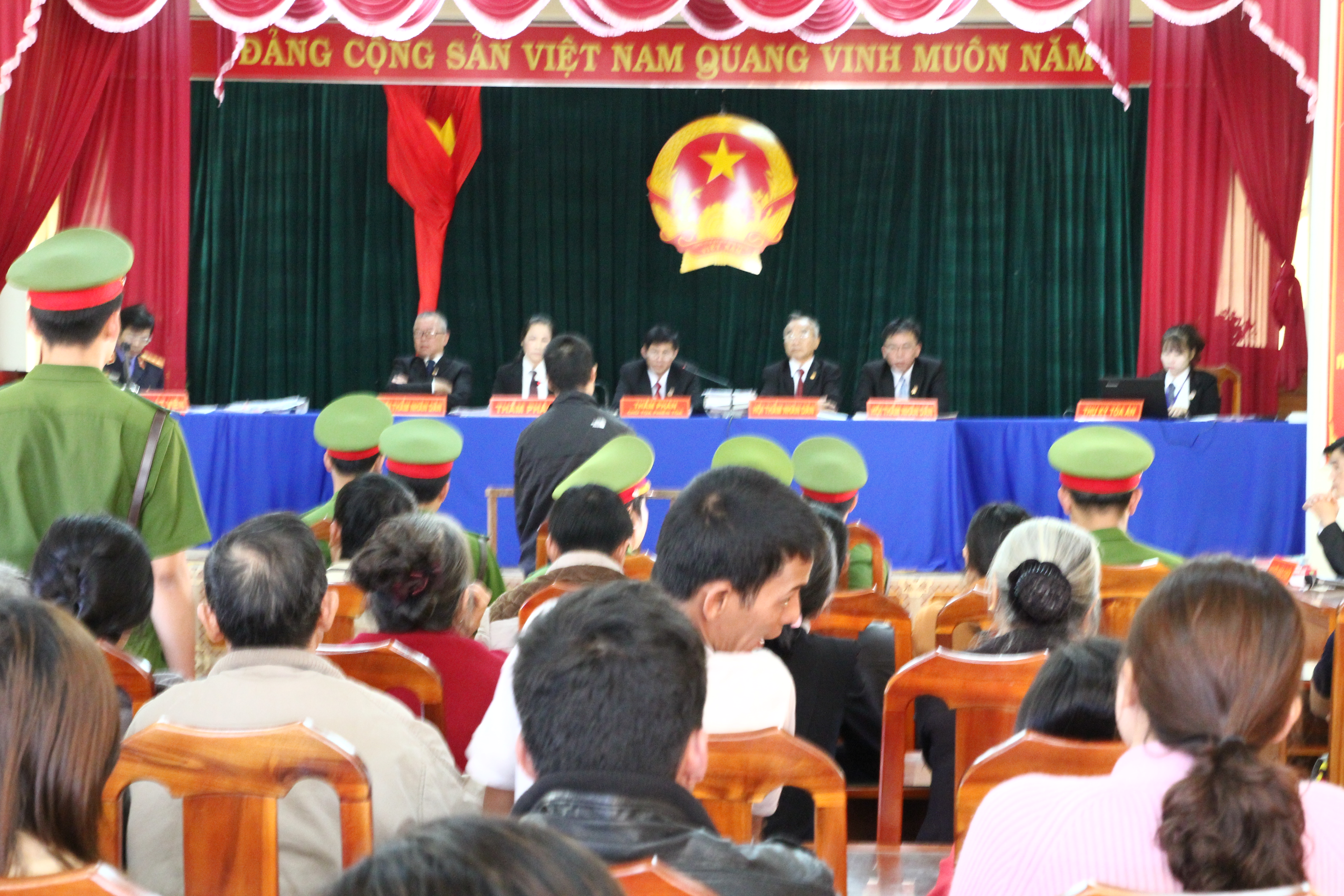 Quang cảnh phiên tòa