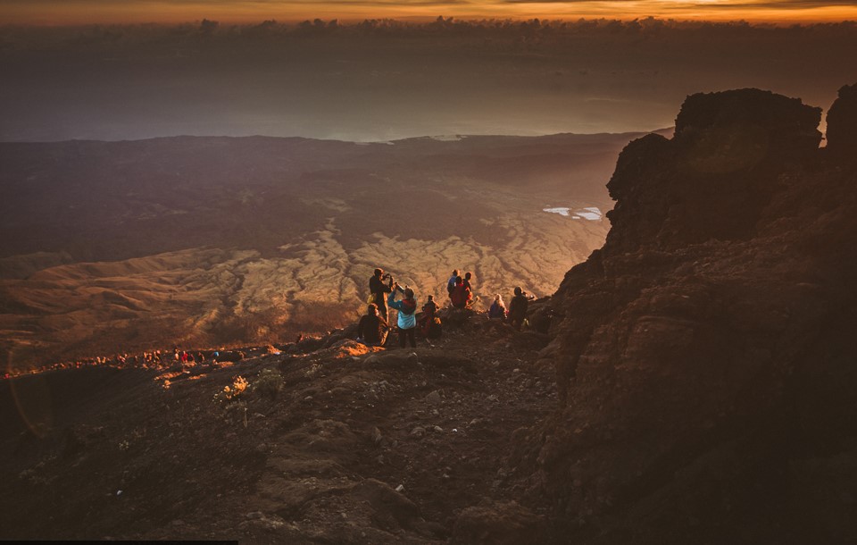 Đứng trên đỉnh Rinjani du khách sẽ cảm nhận được cảnh bao la, hùng vĩ của đất trời