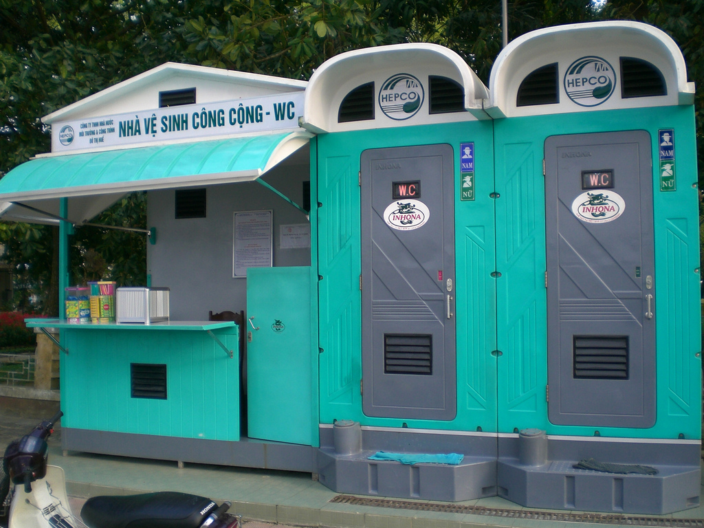 Nên mở cửa nhà vệ sinh công cộng vào ban đêm