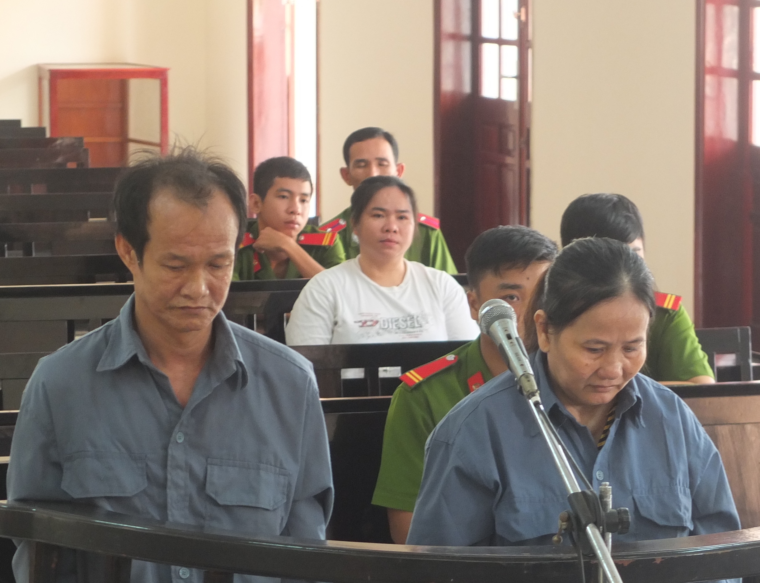 Bé gái 12 tuổi bị mẹ kế bắt bán dâm cho bạn trai