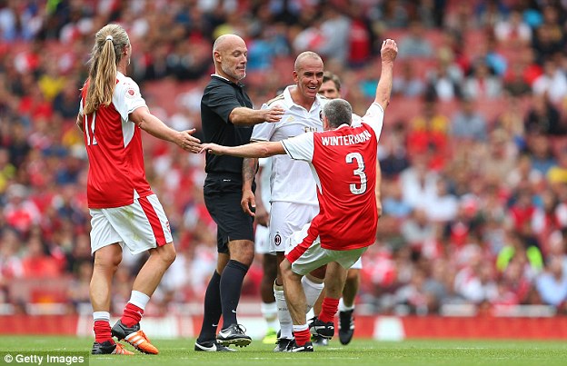 Di Canio và Winterbum tái hiện pha va chạm ăn vạ kinh điển