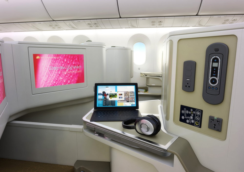 Boney M và Chris Norman đến Hà Nội bằng “khách sạn bay” Boeing 787
