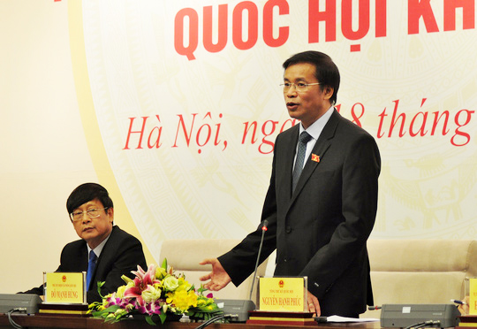 Đại biểu QH giơ biển tranh luận với bộ trưởng tại hội trường