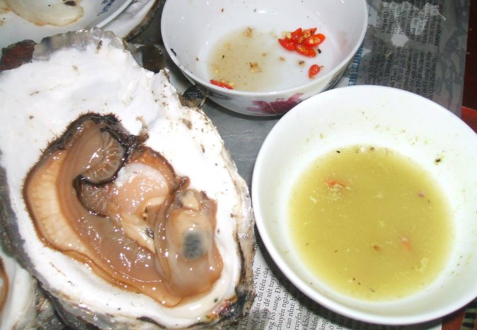 
H&agrave;u sống ăn với m&ugrave; tạt
