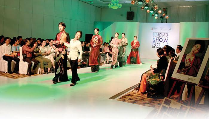 Hoa tự tin cùng các model bước vào sàn
catwalk