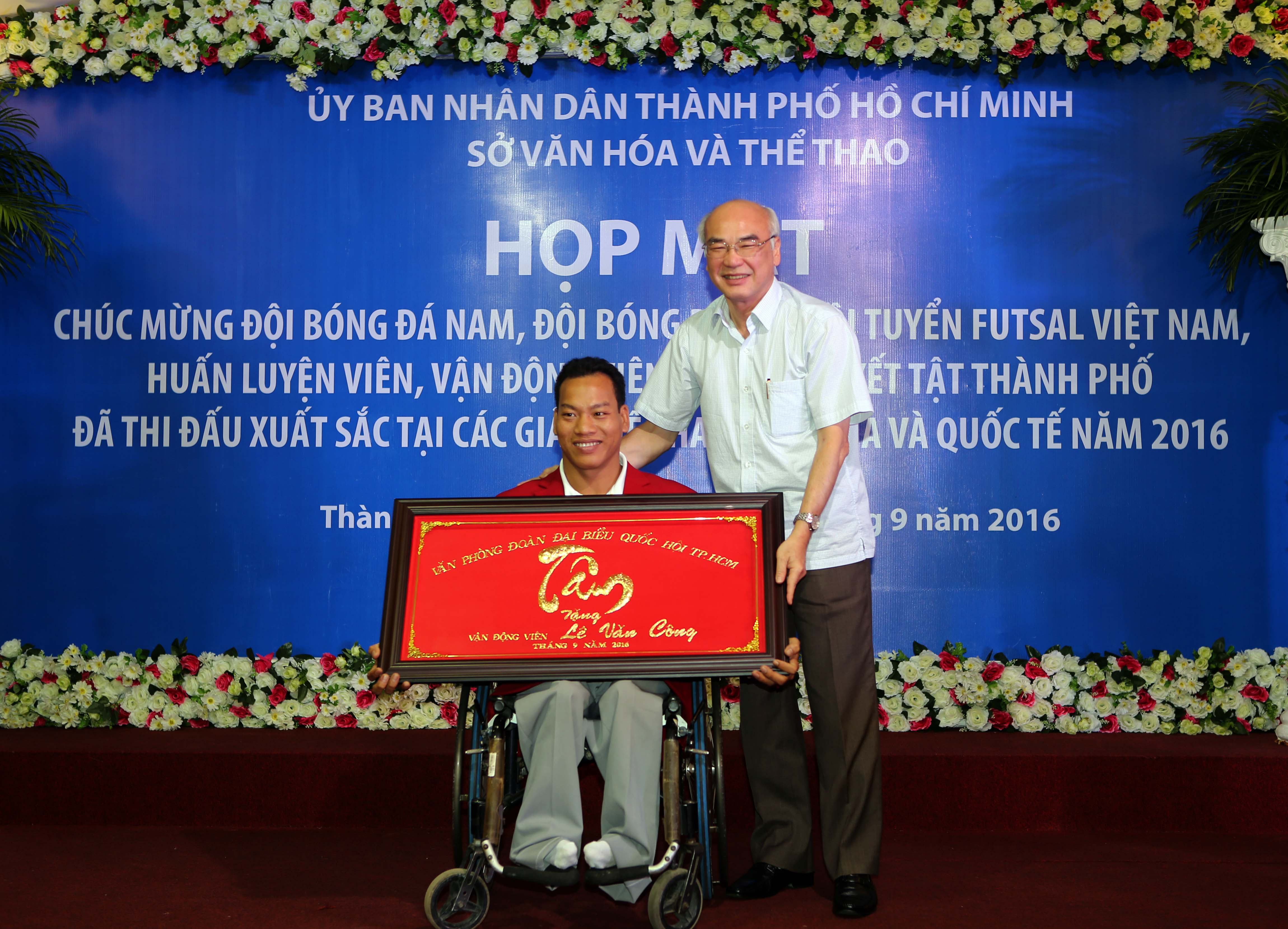 Ph&oacute; Trưởng đo&agrave;n Đại biểu Quốc Hội TP HCM Phan Nguyễn Như Khu&ecirc; trao kh&aacute;nh cho VĐV L&ecirc; Văn C&ocirc;ng, HCV Paralympic Rio 2016
