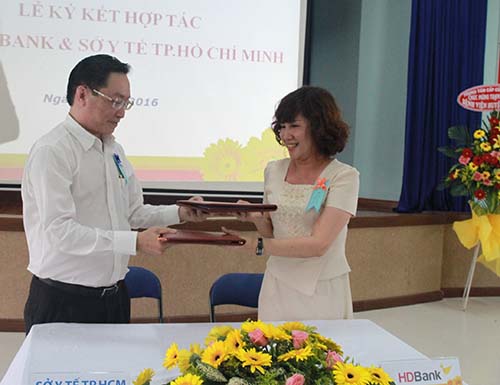 HDBANK trao 300 triệu đồng tài trợ y tế TP HCM