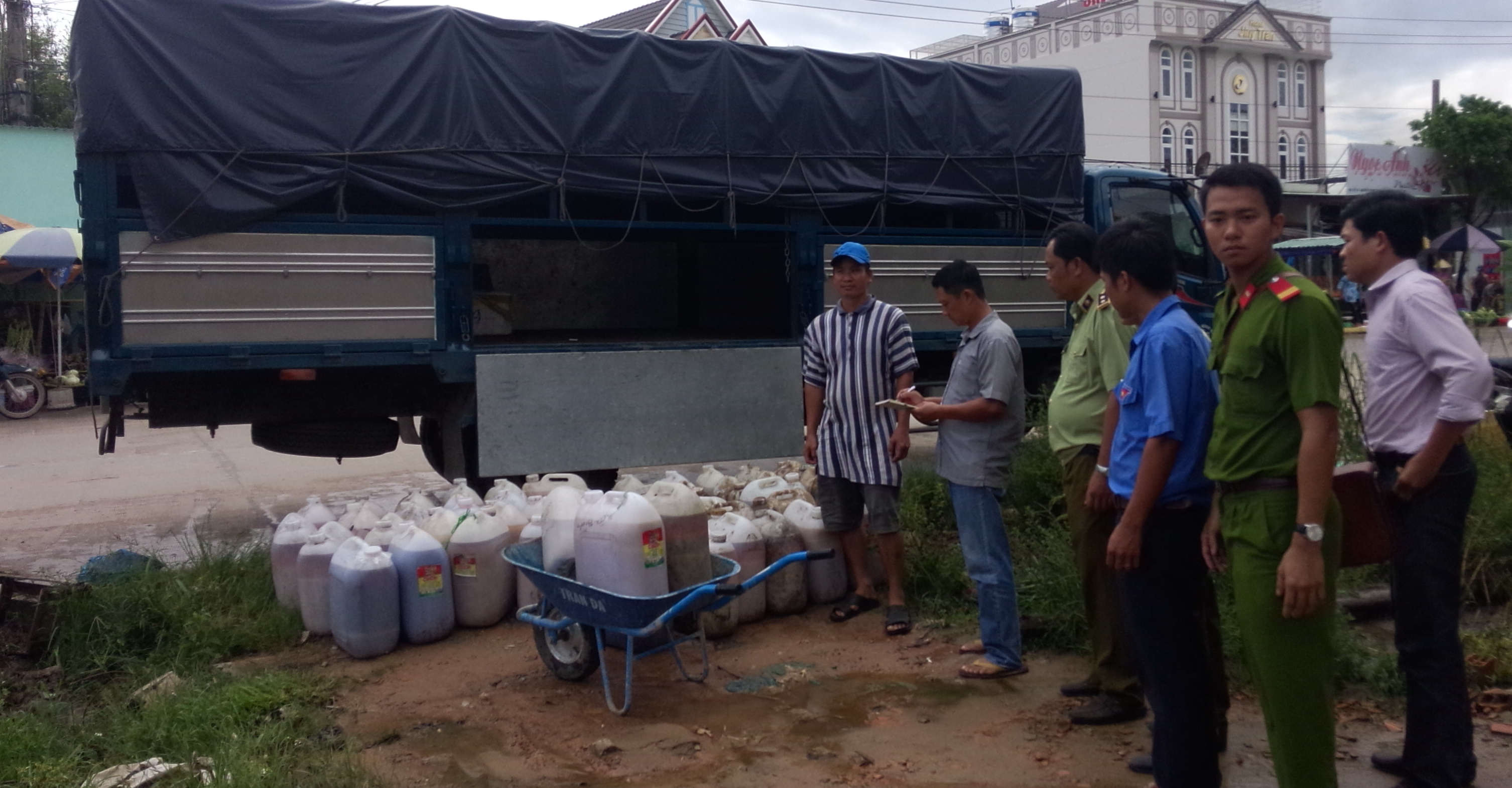Nếu các lực lượng chức năng không phát hiện kịp thời thì số mỡ heo này sẽ được đưa vào đất liền tiêu thụ.