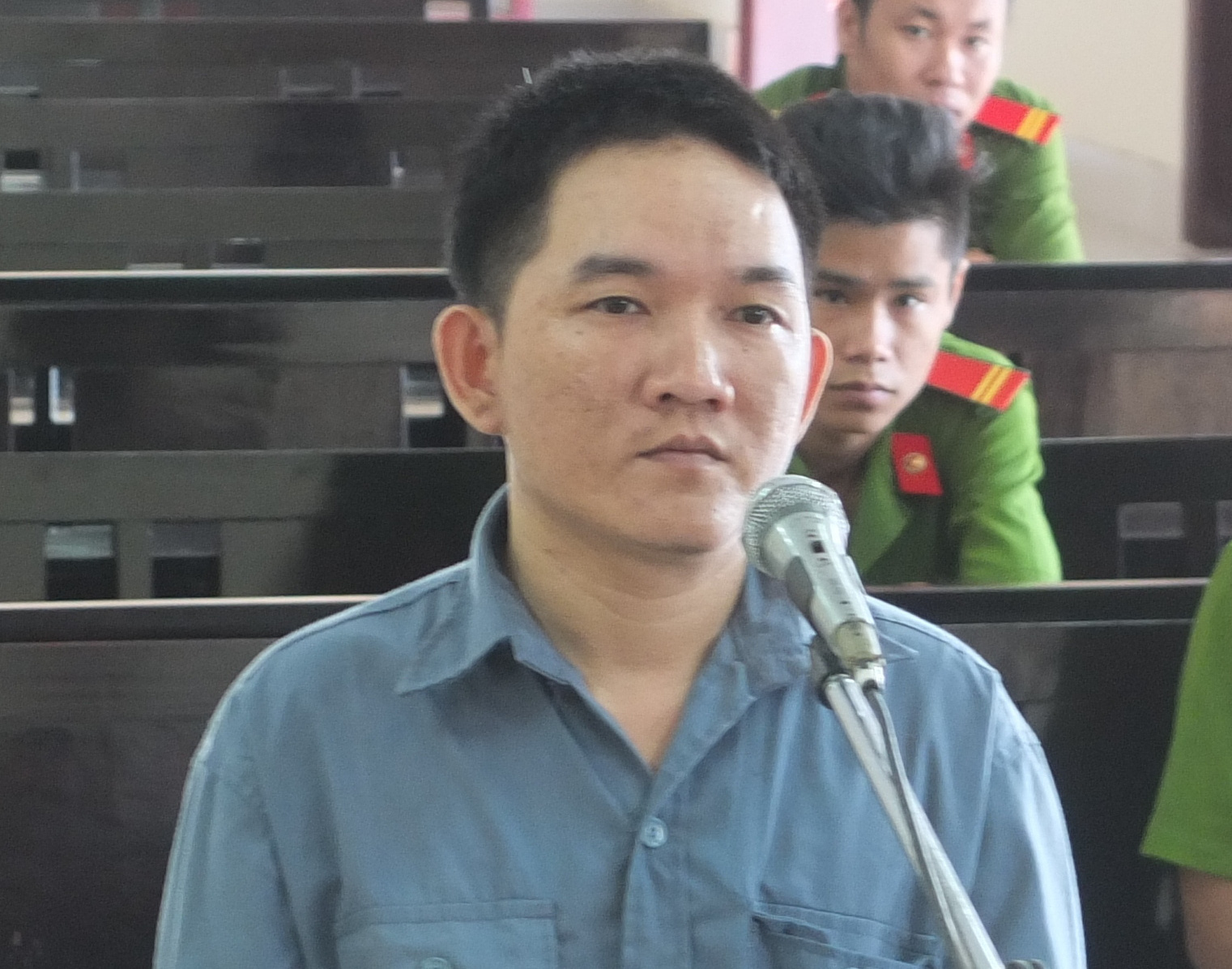 Ép ngã người đi xe máy, cướp 2 tỷ đồng