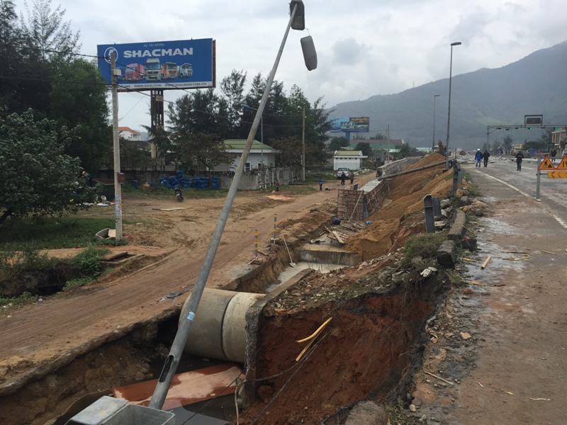 Trụ đèn chiếu sáng ngã đè chết chỉ huy công trường