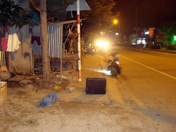 Đang đón xe, một thanh niên bị đâm chết