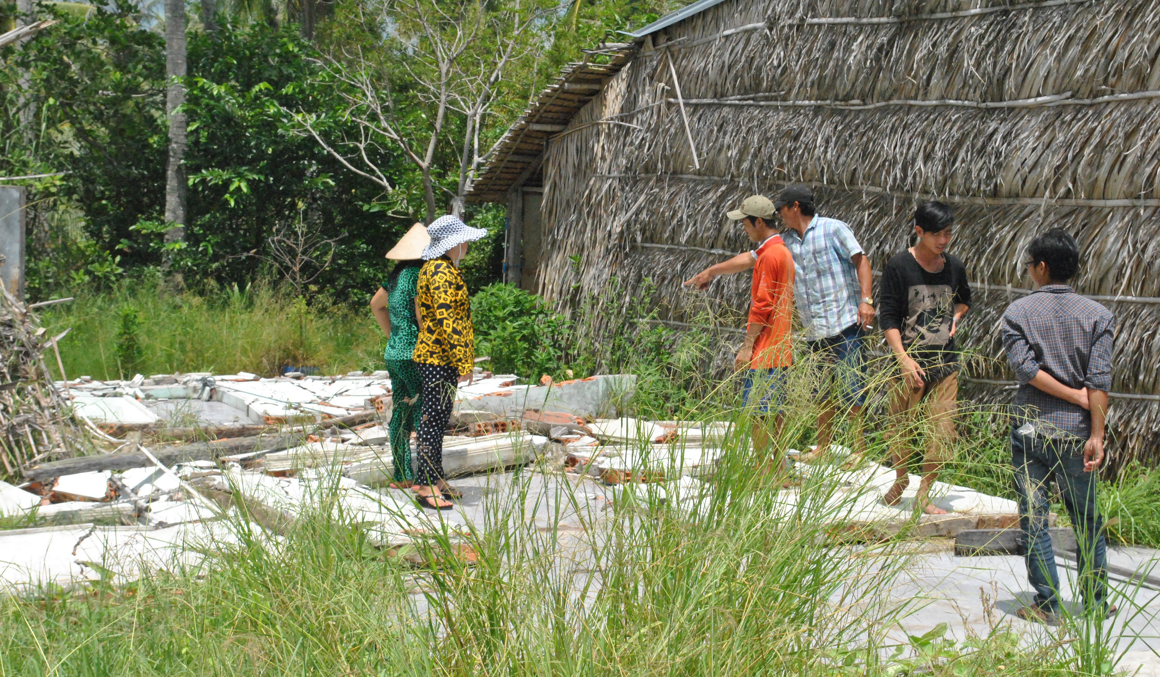 Sập tường nhà hoang, 2 học sinh chết thảm