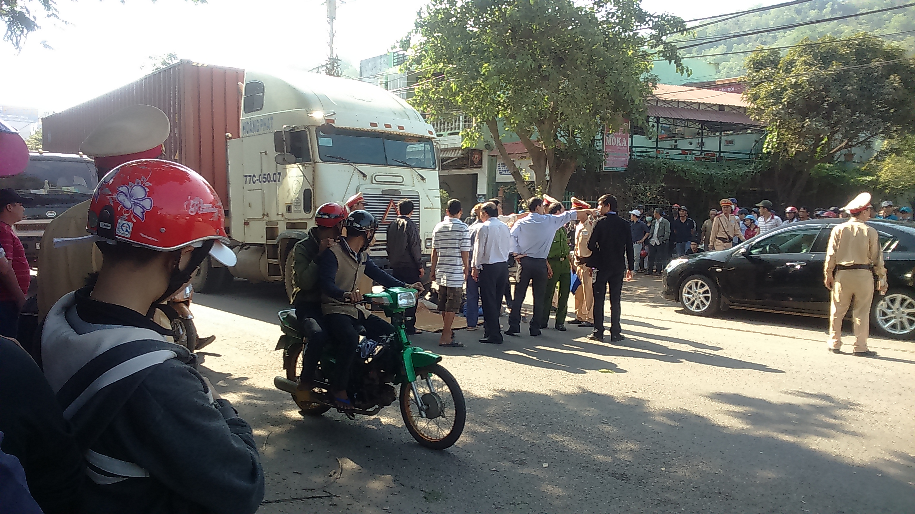 Bất ngờ rẽ trái, cụ ông chết thảm dưới bánh xe đầu kéo