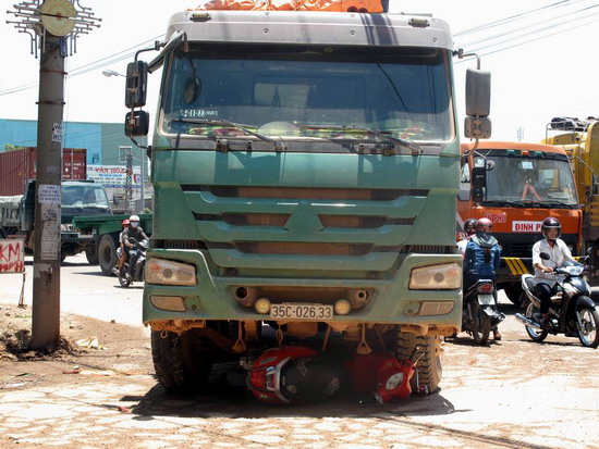 Thoát chết hy hữu dưới bánh xe ben