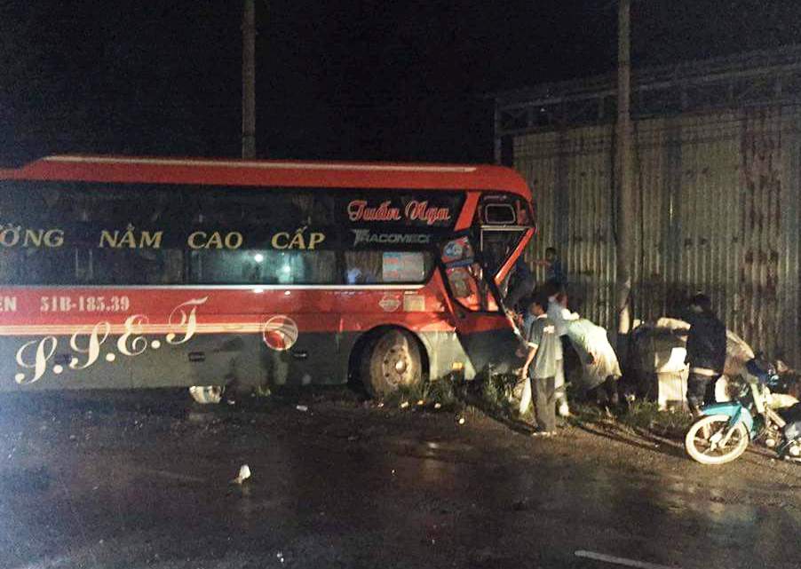 Xe khách đâm xe phế liệu trong đêm, nhiều người thương vong