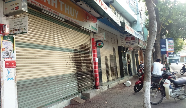 Chủ nợ bị "dằn mặt" bằng nhớt thải?