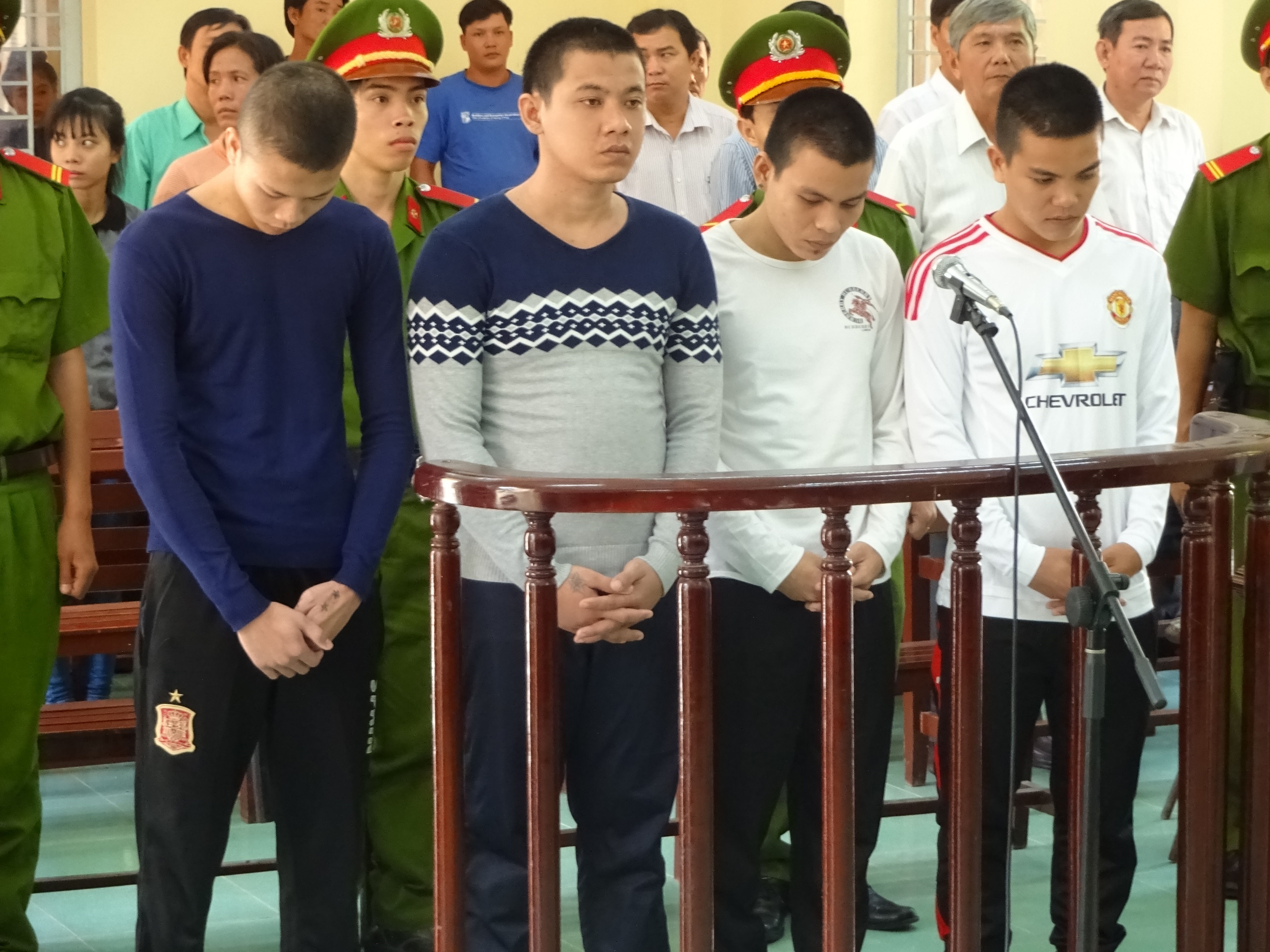 Thiếu nữ bị hiếp dâm tập thể sau khi nhậu