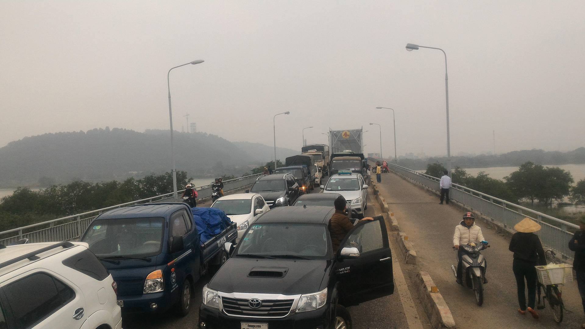 Vụ việc khiến giao th&ocirc;ng bị &ugrave;n tắc. Ảnh: Người d&acirc;n cung cấp