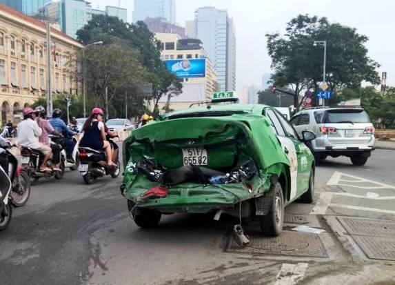 Một chiếc taxi bị tông hư hỏng phần đuôi (Ảnh: Bạn đọc cung cấp)