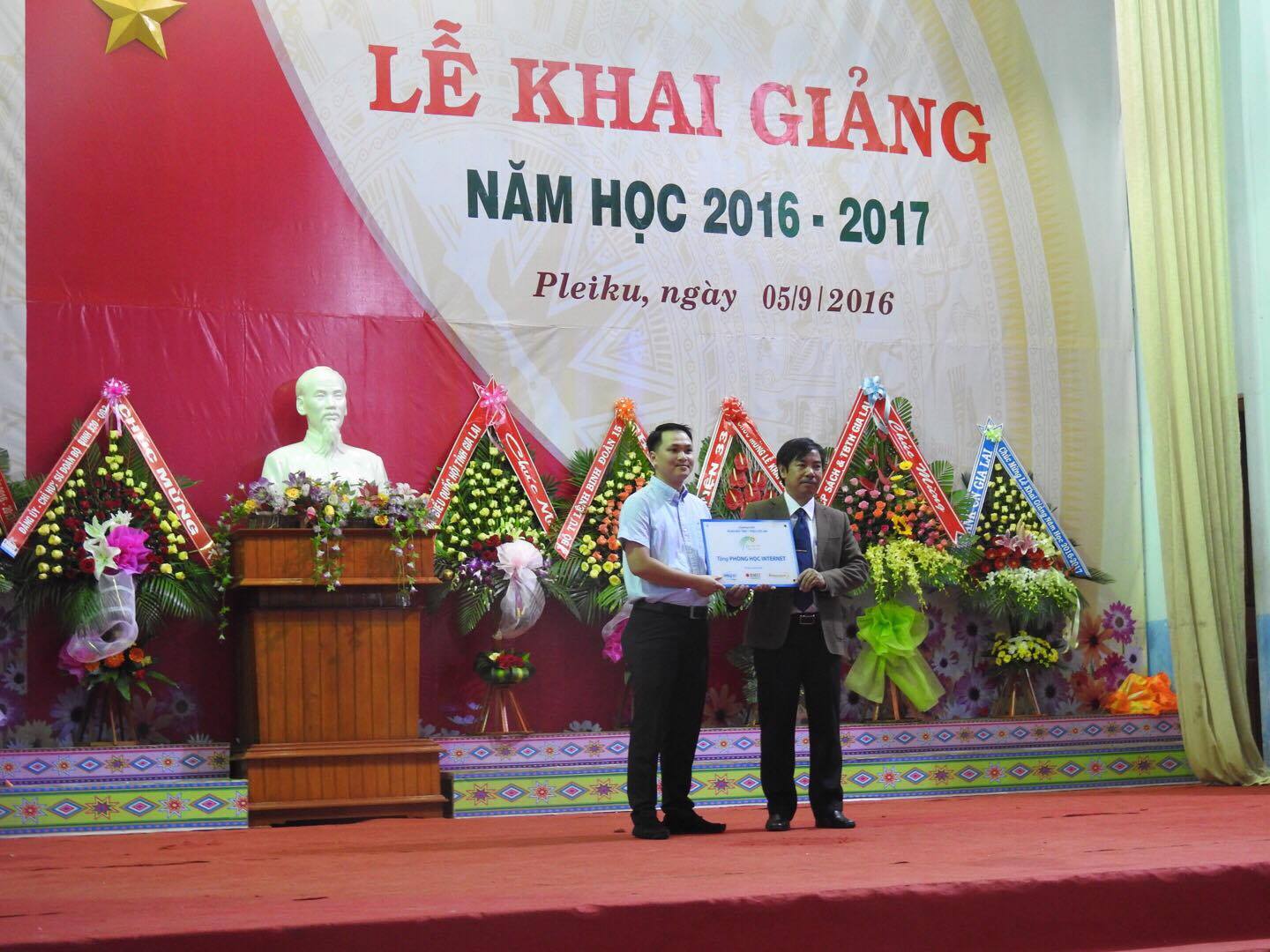 TransViet Group và RMIT Việt Nam trao tặng phòng học internet