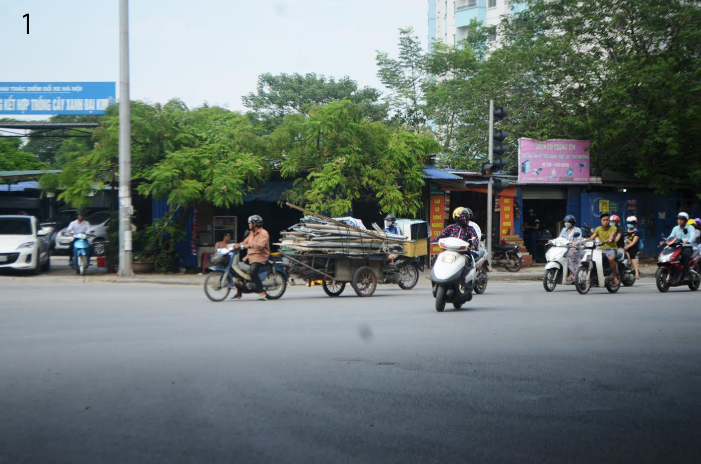 Xe chở hàng cồng kềnh gây họa