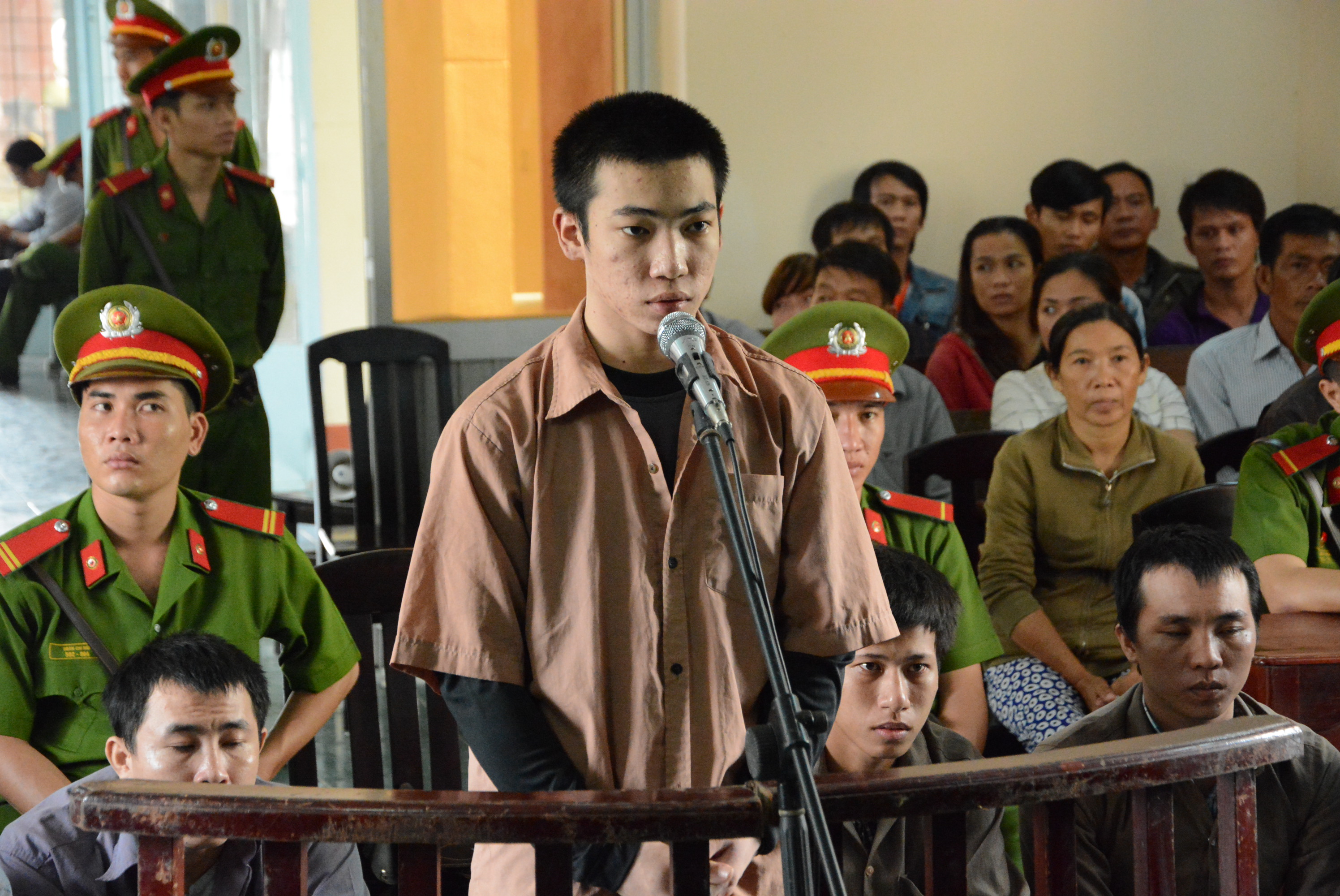 Thanh niên xăm trổ chém xối xả tại quán cháo vịt