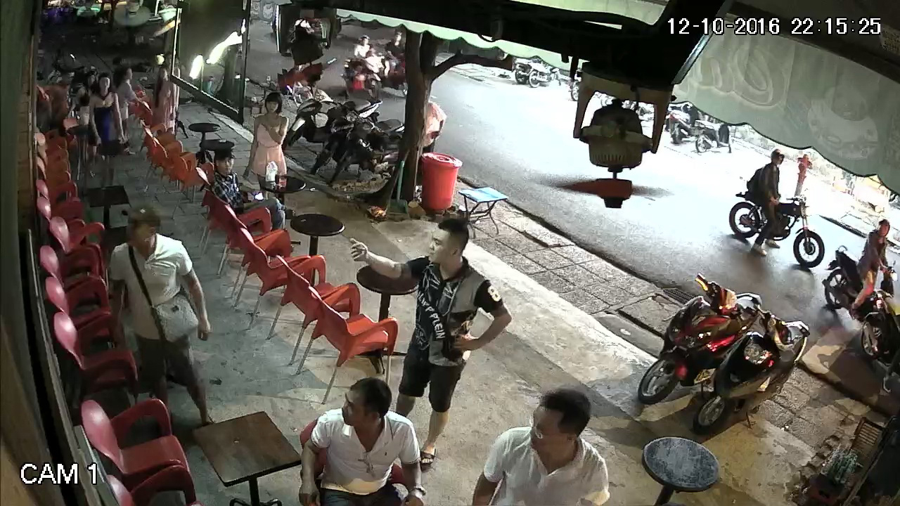 Không sang quán, bị côn đồ đập phá?