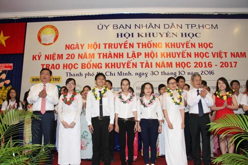 Học sinh nhận học bổng khuyến t&agrave;i năm 2016