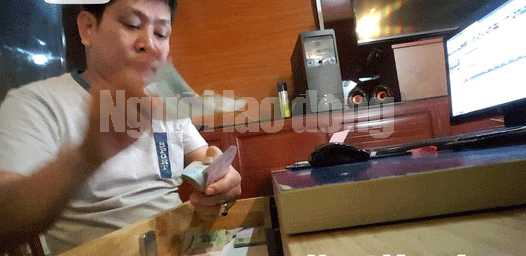 
Qua qu&aacute; tr&igrave;nh ghi nhận, ph&oacute;ng vi&ecirc;n c&ugrave;ng trinh s&aacute;t C&ocirc;ng an TP HCM ph&aacute;t hiện ổ cờ bạc trực tuyến tại quận Thủ Đức c&oacute; quy m&ocirc; đến ng&agrave;n tỉ đồng, nhiều đối tượng bảo k&ecirc;, cầm đầu.

