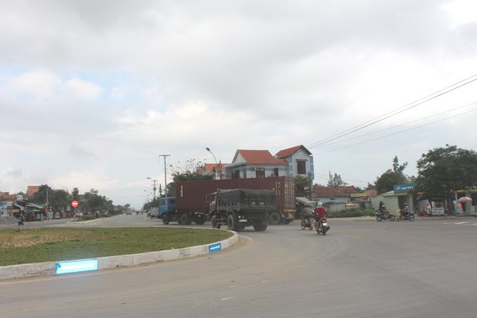 Bùng binh lấn đường bộ