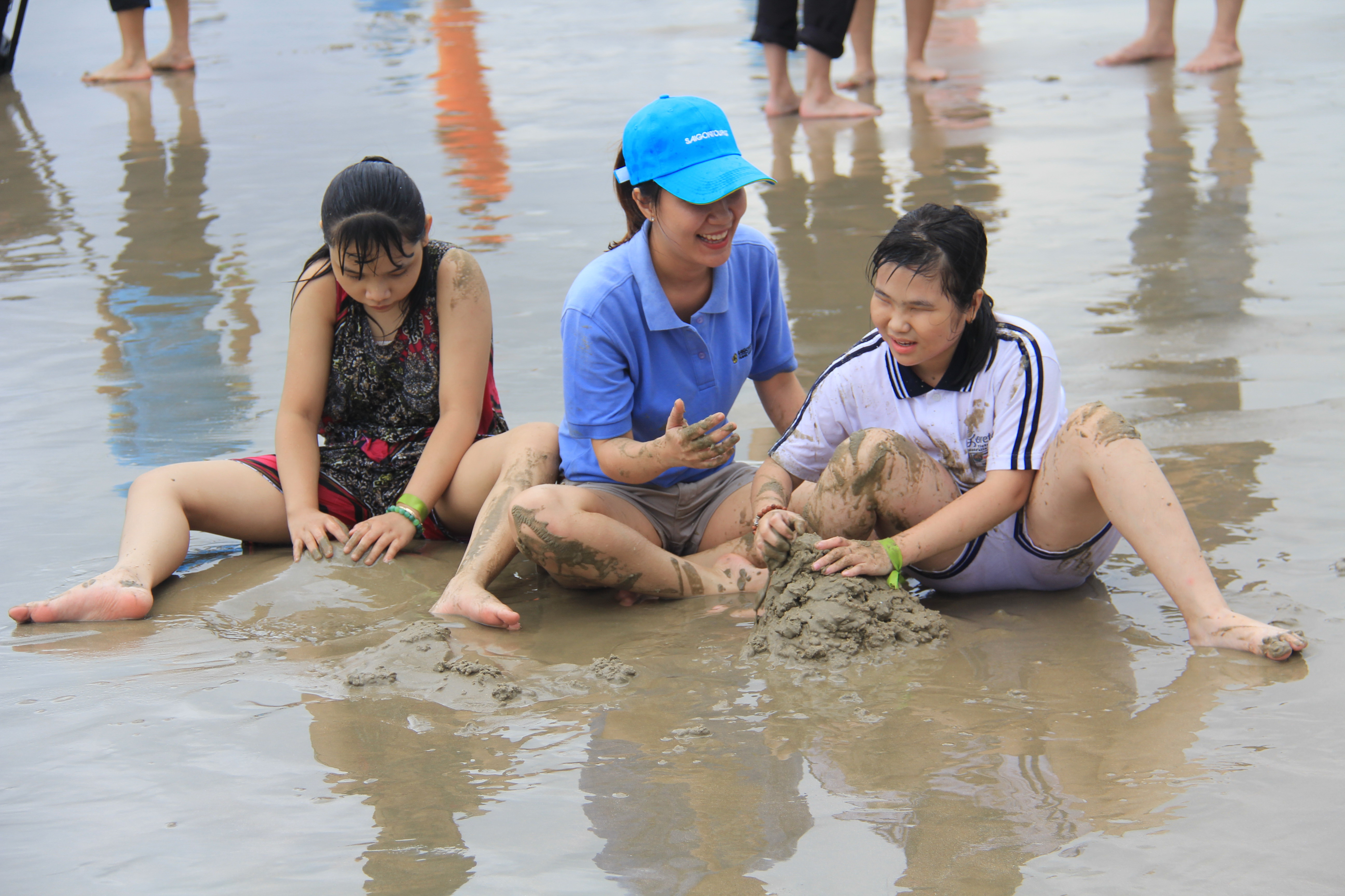
C&aacute;c em th&iacute;ch th&uacute; chơi đ&ugrave;a, x&acirc;y l&acirc;u đ&agrave;i c&aacute;t tr&ecirc;n biển c&ugrave;ng c&aacute;c t&igrave;nh nguyện vi&ecirc;n Lữ h&agrave;nh Saigontourist
