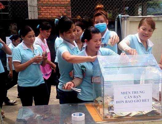 Người lao động tại C&ocirc;ng ty TNHH Long Rich (KCN Linh Trung 2, TP HCM) quy&ecirc;n g&oacute;p được hơn 35 triệu đồng tham gia chương tr&igrave;nh cứu trợ đồng b&agrave;o miền Trung do B&aacute;o Người Lao Động tổ chức