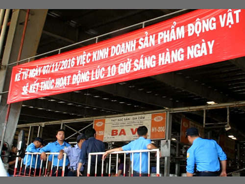 Đóng quầy lúc 10 giờ, tiểu thương bức xúc