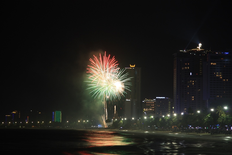 Hàng ngàn người Nha Trang ra biển xem pháo hoa