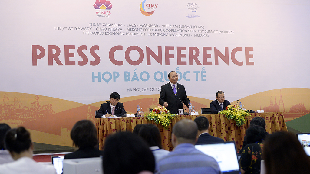 
Thủ tướng Nguyễn Xu&acirc;n Ph&uacute;c chủ tr&igrave; cuộc họp b&aacute;o quốc tế về kết quả c&aacute;c Hội nghị ACMECS, CLMV, WEF-Mekong
