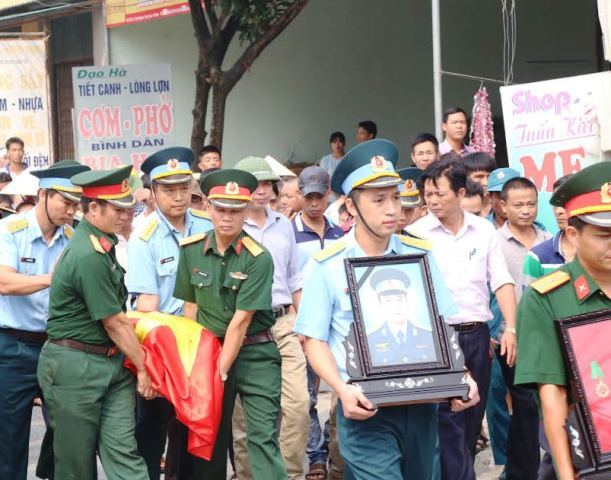 Tại quê nhà xã Thanh Nguyên, huyện Thanh Liêm, tỉnh Hà Nam, tro cốt và di ảnh của thượng úy Đặng Đình Duy đã được đưa về nhà lúc 10 giờ sáng ngày 22-10