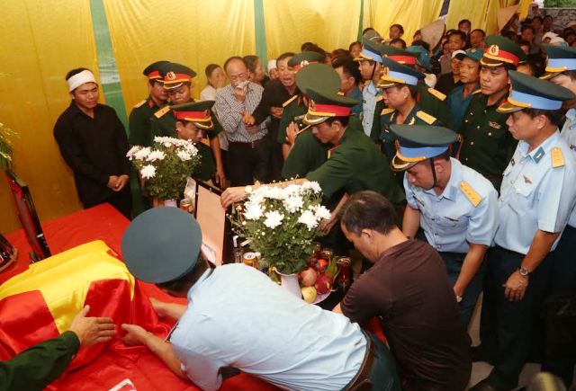 Nhiều người đã lặng đi bên di ảnh của thượng úy Duy, người con của quê hương hy sinh khi còn quá trẻ