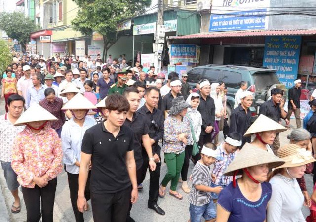 Rất đông người dân đã tới tiễn đưa phi công Đặng Đình Duy về nơi yên nghỉ cuối cùng