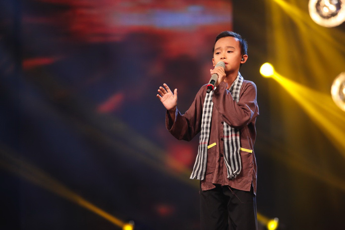 “Cậu bé hát đám cưới” lấy nước mắt Isaac, Văn Mai Hương