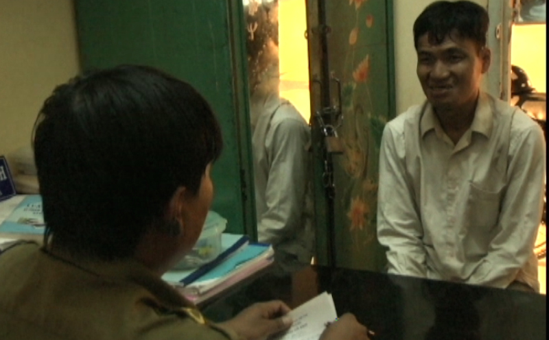 Bắt quả tang đối tượng giả mù đi ăn xin