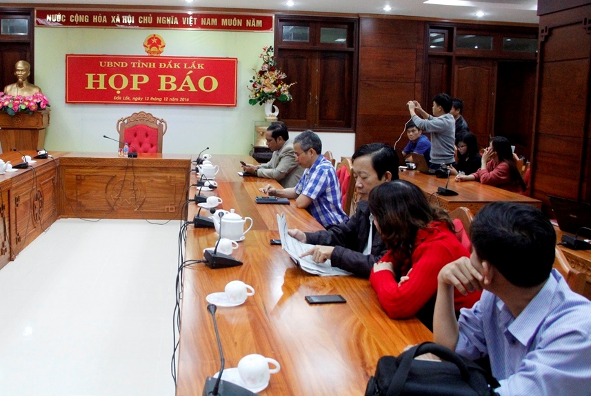 
Quang cảnh trước cuộc họp b&aacute;o
